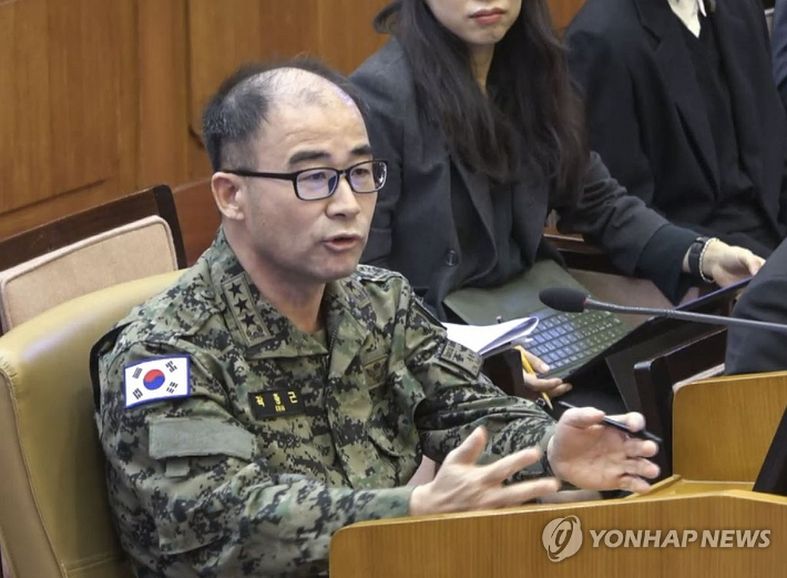 (서울=연합뉴스) 곽종근 전 육군 특수전사령관이 6일 서울 종로구 헌법재판소에서 열린 윤석열 대통령 탄핵 심판 6차 변론에 증인으로 출석해 피청구인인 윤 대통령 측 대리인들의 질문에 답하고 있다. 2025.2.6      [헌법재판소 제공. 재판매 및 DB 금지] photo@yna.co.kr 연합뉴스