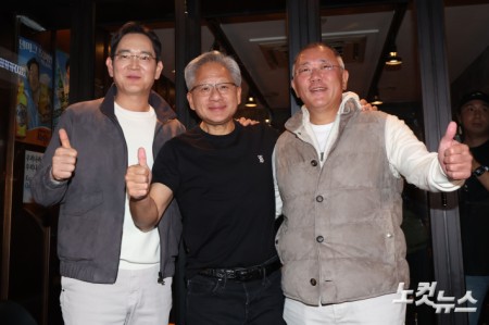 이재용 삼성전자 회장(왼쪽부터)과 젠슨 황 엔비디아 최고경영자(CEO), 정의선 현대차그룹 회장이 30일 저녁 서울 삼성동의 한 치킨집에서 