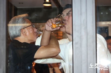 젠슨 황 엔비디아 최고경영자(CEO)과 이재용 삼성전자 회장, 정의선 현대차그룹 회장이 30일 저녁 서울 삼성동의 한 치킨집에서 