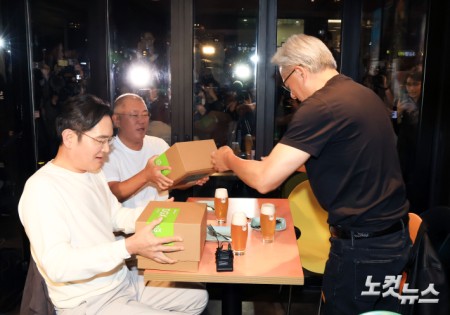 이재용·정의선 회장에게 선물 전달하는 젠슨 황 CEO
