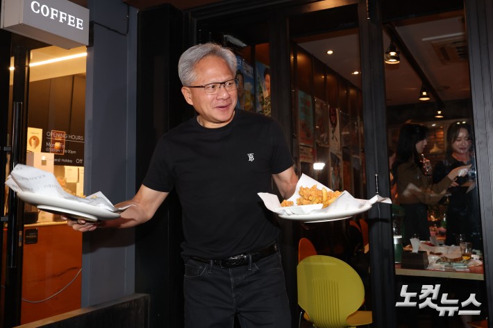 젠슨 황 엔비디아 최고경영자(CEO)가 30일 저녁 서울 삼성동의 한 치킨집에서 이재용 삼성전자 회장, 정의선 현대차그룹 회장과 