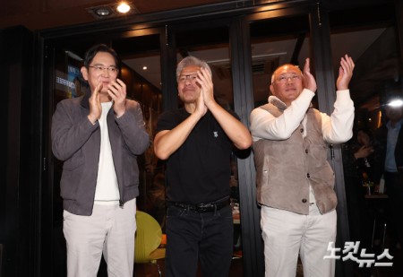 이재용 삼성전자 회장(왼쪽부터)과 젠슨 황 엔비디아 최고경영자(CEO), 정의선 현대차그룹 회장이 30일 저녁 서울 삼성동의 한 치킨집에서 