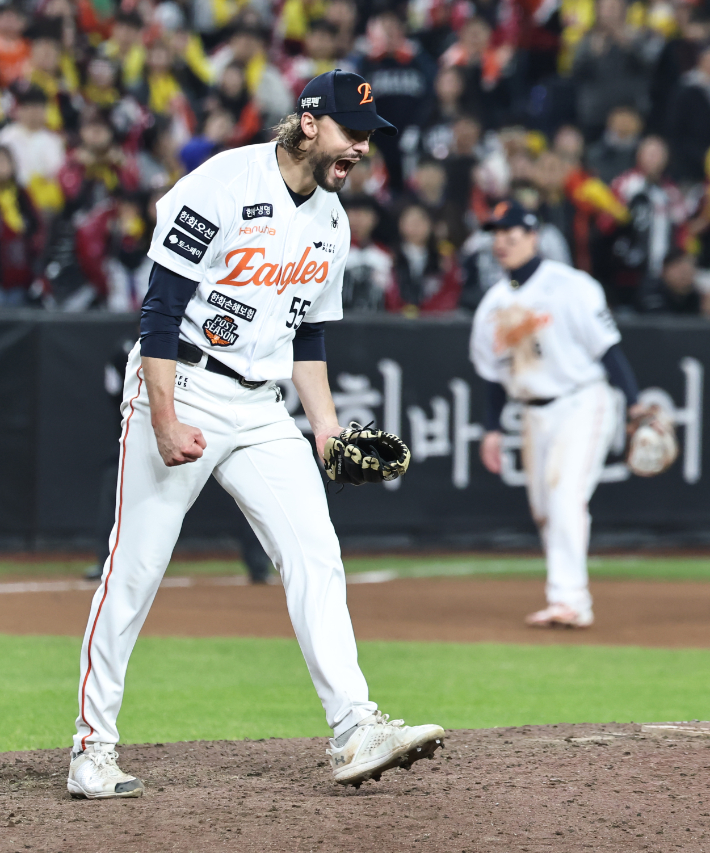 30일 대전한화생명볼파크에서 열린 2025 프로야구 KBO리그 포스트시즌 한국시리즈 4차전 LG 트윈스와 한화 이글스의 경기. 한화 와이스가 8회초 1사 LG 홍창기를 삼진아웃으로 처리한 뒤 환호하고 있다. 연합뉴스