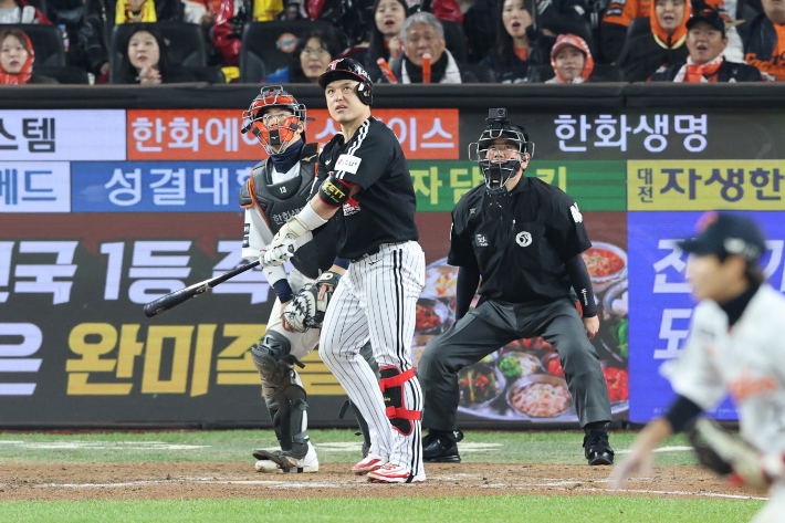 30일 대전한화생명볼파크에서 열린 2025 프로야구 KBO리그 포스트시즌 한국시리즈 4차전 LG 트윈스와 한화 이글스의 경기. 9회초 무사 1루 LG 박동원이 투런 홈런을 친 뒤 타구를 바라보고 있다. 연합뉴스