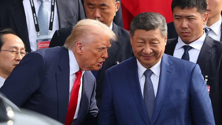 트럼프 미국 대통령과 시진핑 중국 국가주석이 30일 부산 공군 제5공중기동비행단 내 나래마루에서 미중 정상회담을 마친 뒤 회담장을 나서며 대화하고 있다. 연합뉴스