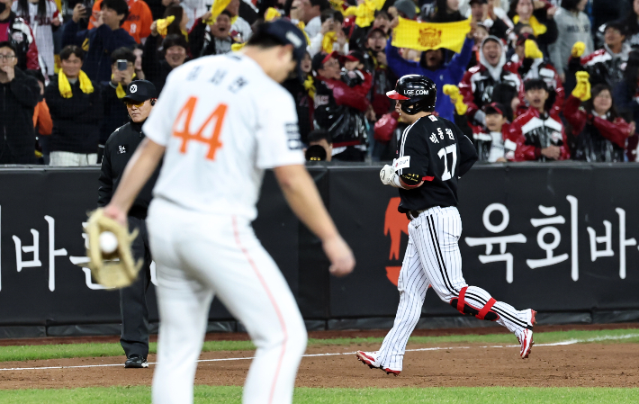 30일 대전한화생명볼파크에서 열린 2025 프로야구 KBO 리그 포스트 시즌 한국 시리즈 4차전 LG 트윈스와 한화 이글스의 경기. 9회초 무사 2루 LG 박동원이 중월 투런 홈런을 치고 그라운드를 도는 가운데 한화 김서현이 아쉬워하고 있다. 연합뉴스