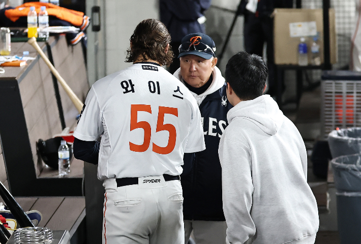 30일 대전한화생명볼파크에서 열린 2025 프로야구 KBO리그 포스트시즌 한국시리즈 4차전 LG 트윈스와 한화 이글스의 경기. 8회초 교체된 한화 선발 투수 와이스가 더그아웃에서 김경문 감독으로부터 격려를 받고 있다. 연합뉴스