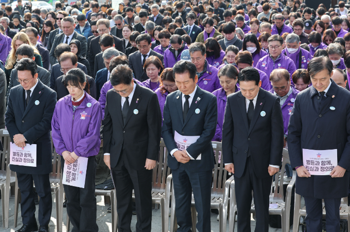 김민석 국무총리(왼쪽 첫번째), 우원식 국회의장(왼쪽 세번째부터), 더불어민주당 정청래 대표, 국민의힘 장동혁 대표, 조국혁신당 조국 비상대책위원장이 29일 서울 광화문광장에서 열린 10.29 이태원 참사 3주기 기억식에서 묵념을 하고 있다. 연합뉴스