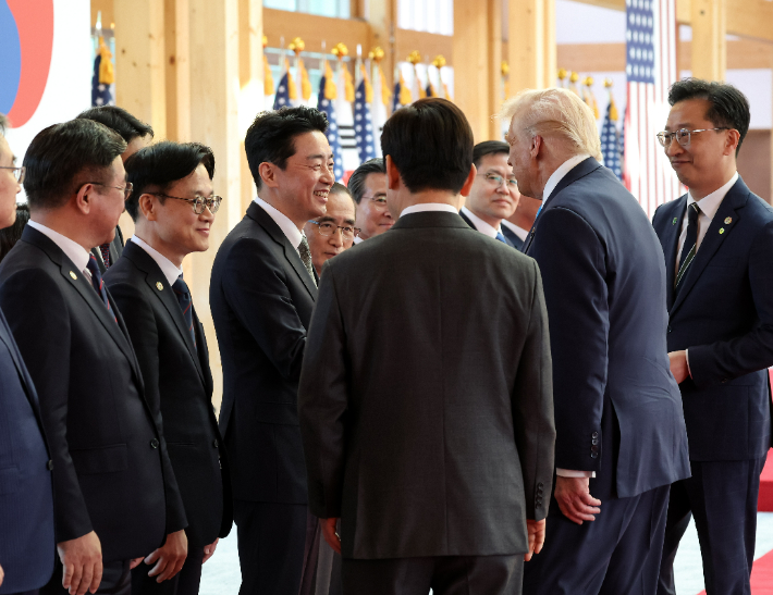 도널드 트럼프 미국 대통령이 29일 경북 경주박물관에서 열린 공식 환영식에서 강훈식 대통령비서실장 등 이재명 대통령의 참모진과 인사고 있다. 연합뉴스