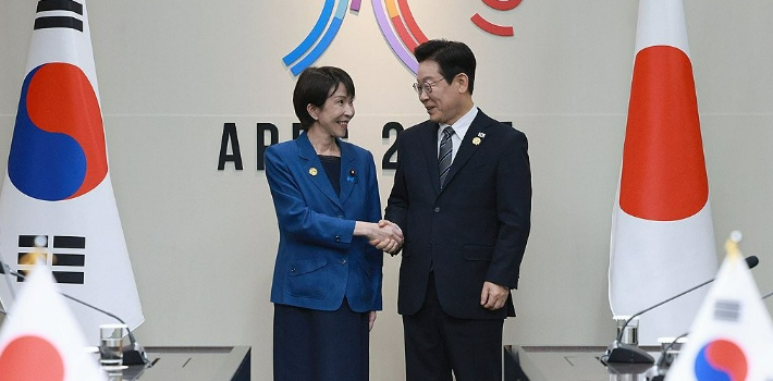 이재명 대통령과 다카이치 사나에 일본 총리가 30일 경북 경주 APEC 정상회의장에서 정상회담에 앞서 악수하고 있다. 연합뉴스