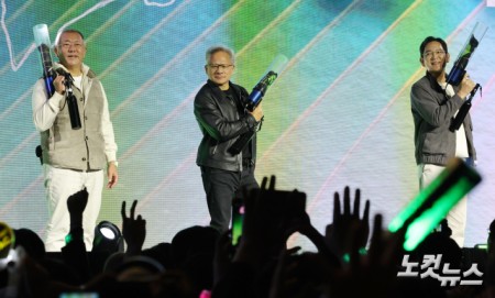 젠슨 황 엔비디아 최고경영자(CEO)와 이재용 삼성전자 회장, 정의선 현대차그룹 회장이 30일 서울 강남구 코엑스에서 열린 엔비디아 지포스 게이머 페스티벌에서 팬들에게 선물을 나눠주고 있다.