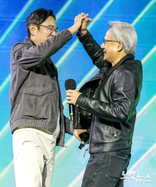 포옹하는 젠슨 황-이재용