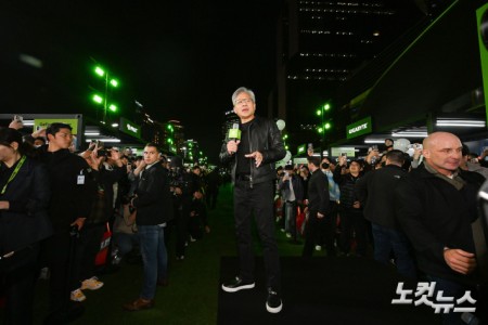 젠슨 황 엔비디아 최고경영자(CEO)가 30일 오후 서울 강남구 코엑스에서 열린 엔비디아 그래픽카드(GPU) '지포스'의 한국 출시 25주년 행사에 참석해 시민들과 대화를 나누고 있다.