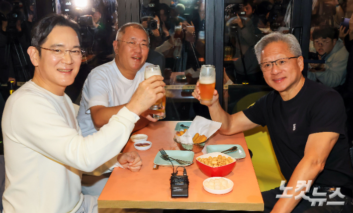 젠슨 황 엔비디아 최고경영자(CEO)가 30일 오후 서울 강남구 삼성역 인근 깐부치킨 매장에서 이재용 삼성그룹 회장, 정의선 현대차그룹 회장과 치킨 회동을 하고 있다. 류영주 기자