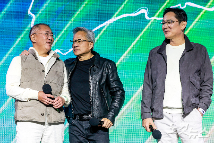 젠슨 황 엔비디아 최고경영자(CEO)와 이재용 삼성전자 회장, 정의선 현대차그룹 회장이 30일 서울 강남구 코엑스에서 열린 엔비디아 지포스 게이머 페스티벌에 참석하고 있다. 류영주 기자