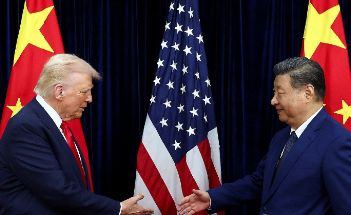 김해국제공항에서 회동하는 도널드 트럼프 미국 대통령(왼쪽)과 중국 시진핑 주석. 연합뉴스