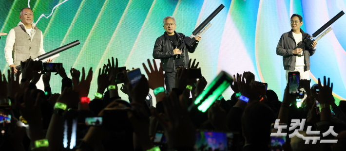 젠슨 황 엔비디아 최고경영자(CEO)와 이재용 삼성전자 회장, 정의선 현대차그룹 회장이 30일 서울 강남구 코엑스에서 열린 엔비디아 지포스 게이머 페스티벌에서 팬들에게 선물을 나눠주고 있다. 류영주 기자