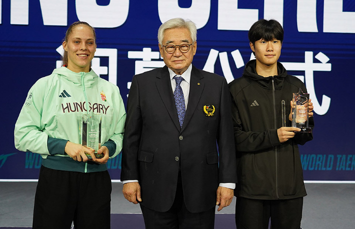 세계선수권대회 남자 MVP 서은수(오른쪽). 세계태권도연맹 제공
