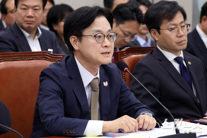 김정관 산업통상부 장관이 13일 서울 여의도 국회에서 열린 산업통상자원중소벤처기업위원회의 산업통상자원부 국정감사에서 의원 질의에 답변을 하고 있다. 윤창원 기자