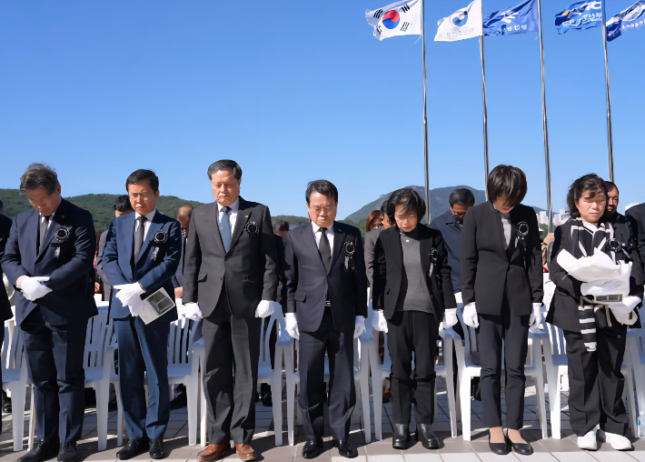 한국해양진흥공사는 지난 29일 순직선원 위령제에 참여해 희생자들의 넋을 기리고 1천만 원 상당의 물품을 지원했다. 한국해양진흥공사 제공