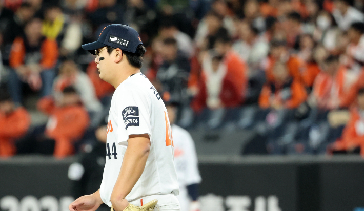 30일 대전한화생명볼파크에서 열린 2025 프로야구 KBO리그 포스트시즌 한국시리즈 4차전 LG 트윈스와 한화 이글스의 경기. 9회초 한화 김서현이 강판 하고 있다. 연합뉴스