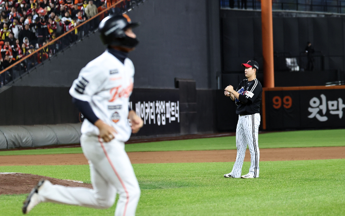 29일 대전한화생명볼파크에서 열린 2025 프로야구 KBO리그 포스트시즌 한국시리즈 3차전 LG 트윈스와 한화 이글스의 경기. 8회말 2사 만루 LG 유영찬이 한화 황영묵에게 볼넷을 내주며 동점을 허용한 뒤 아쉬워하고 있다. 연합뉴스