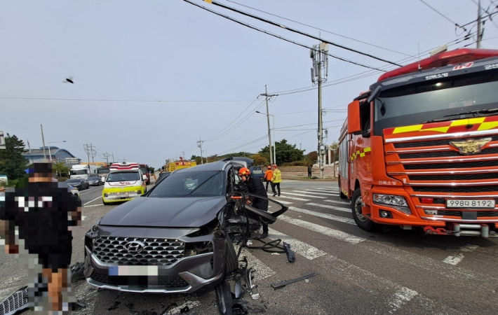 30일 오후 12시 54분쯤 전북 군산시 오식도동 한 교차로에서 승용차와 SUV가 충돌해 1명이 숨지고 1명이 다쳤다. 전북소방본부 제공