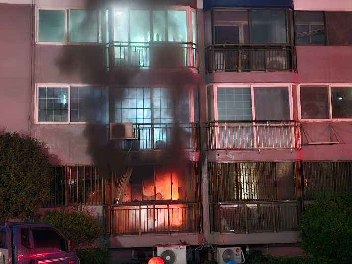 30일 부산 금정구의 한 아파트 1층에서 불이 나 주민 100여 명이 대피했다. 부산소방재난본부 제공