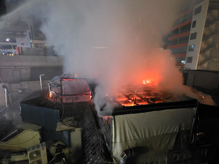 30일 부산 동래구의 한 음식점 건물에서 불이 나 소방당국이 진화작업을 벌이고 있다. 부산소방재난본부 제공