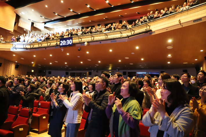 포항CBS 러빙유 공연을 즐기고 있는 관객들. 포항CBS