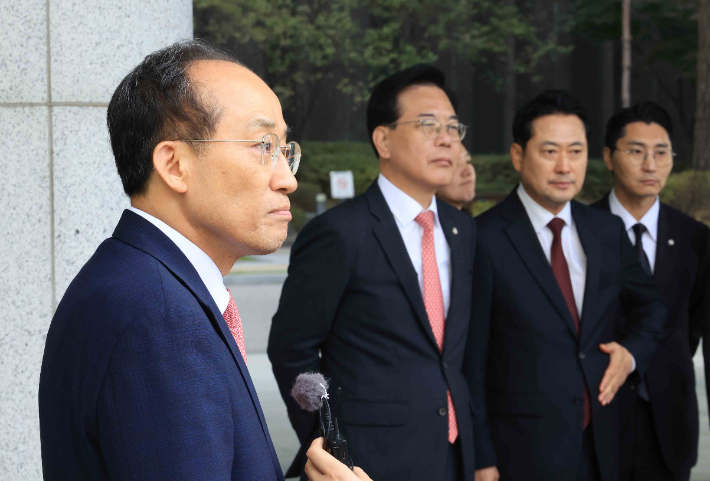 국민의힘 추경호 전 원내대표가 31일 서울 서초구 서울고검에 마련된 조은석 내란특별검사팀 사무실에서 조사를 마친 뒤 나오며 발언하고 있다. 연합뉴스