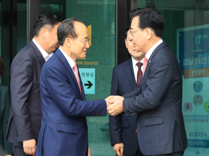 국민의힘 추경호 전 원내대표가 31일 서울 서초구 서울고검에 마련된 조은석 내란특별검사팀 사무실에서 조사를 마친 뒤 나오며 마중나온 장동혁 대표, 송언석 원내대표와 인사를 하고 있다. 연합뉴스