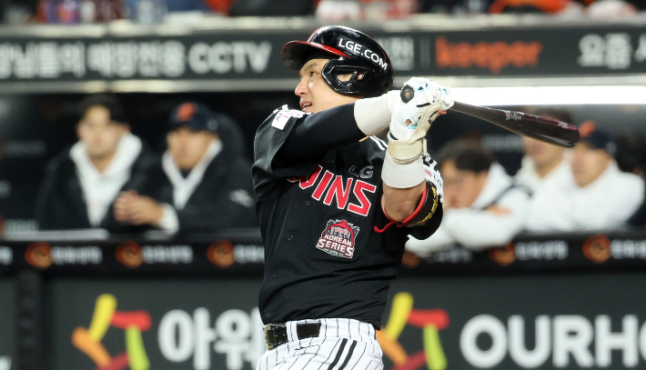 30일 대전한화생명볼파크에서 열린 2025 프로야구 KBO리그 포스트시즌 한국시리즈 4차전 LG 트윈스와 한화 이글스의 경기. 9회초 무사 2루 때 LG 박동원이 2점 홈런을 쳐내고 있다. 연합뉴스