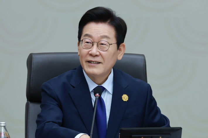 이재명 대통령이 31일 경주화백컨벤션센터(HICO)에서 열린 2025 아시아태평양경제협력체(APEC) 정상회의 제1세션을 주재하고 있다. 연합뉴스