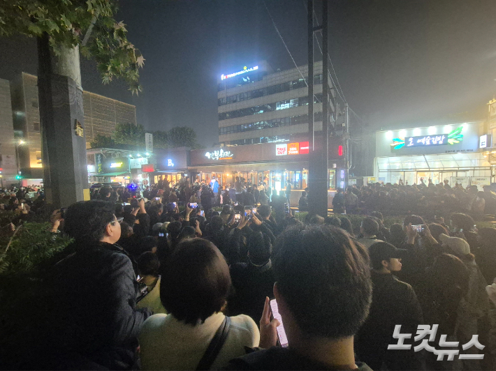 만찬 회동을 보기 위해 깐부치킨 삼성점 앞으로 모인 취재진과 시민들. 정석호 기자