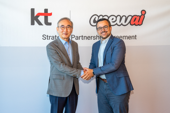 KT 김영섭 대표(왼쪽)와 크루AI 조 모우라 CEO(오른쪽)가 24일 미국 샌프란시스코에서 대한민국 AI 에이전트 생태계 혁신을 위한 전략적 파트너십을 체결하고 기념 사진을 촬영하고 있다. KT 제공