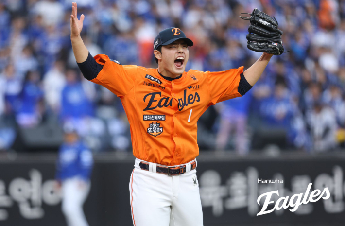 삼성과 플레이오프 1차전에서 역투를 펼친 한화 문동주의 세리머니 모습. 한화 이글스