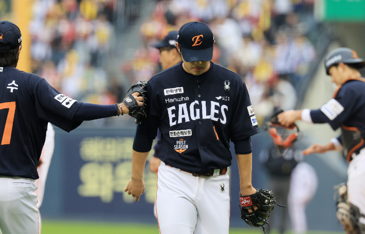 26일 서울 잠실야구장에서 열린 2025 프로야구 KBO리그 포스트시즌 한국시리즈 1차전 한화 이글스와 LG 트윈스의 경기. 한화 선발 투수 문동주가 5회 교체 후 아쉬워 하며 마운드에서 내려오는 모습. 연합뉴스