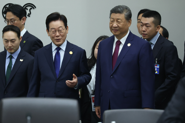 이재명 대통령이 31일 경주화백컨벤션센터(HICO)에서 열린 2025 아시아태평양경제협력체(APEC) 정상회의 제1세션에서 시진핑 중국 국가주석과 대화하고 있다. 연합뉴스