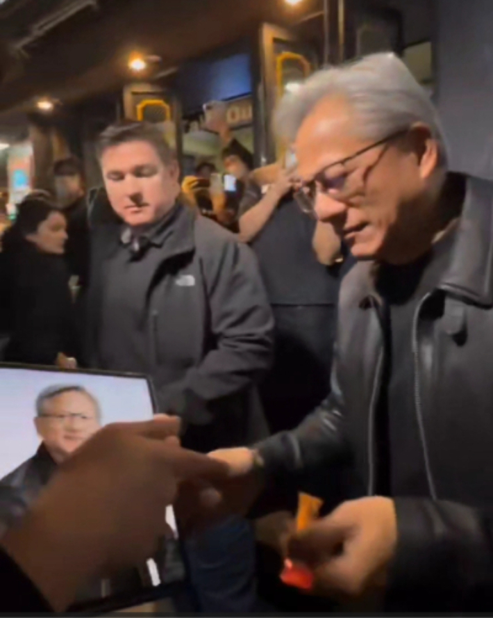 한 시민이 황 CEO에게 정관장 에브리타임 홍삼스틱을 전달하고 있다. 독자 제공