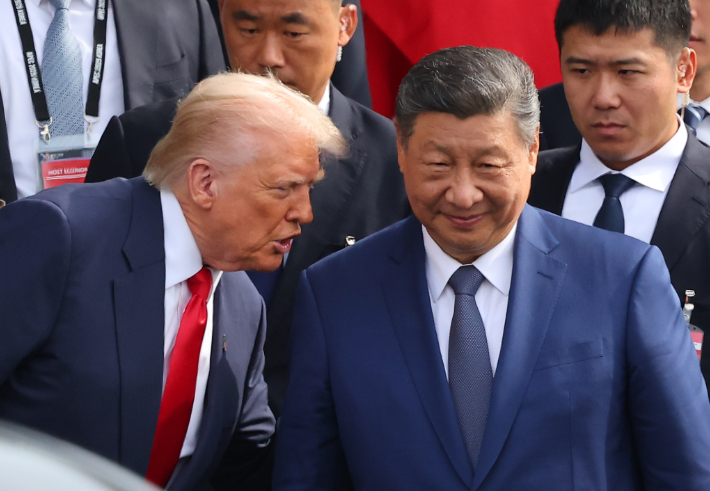 도널드 트럼프 미국 대통령과 시진핑 중국 국가주석이 30일 부산 공군 제5공중기동비행단 내 나래마루에서 미중 정상회담을 마친 뒤 회담장을 나서며 대화하고 있다. 연합뉴스