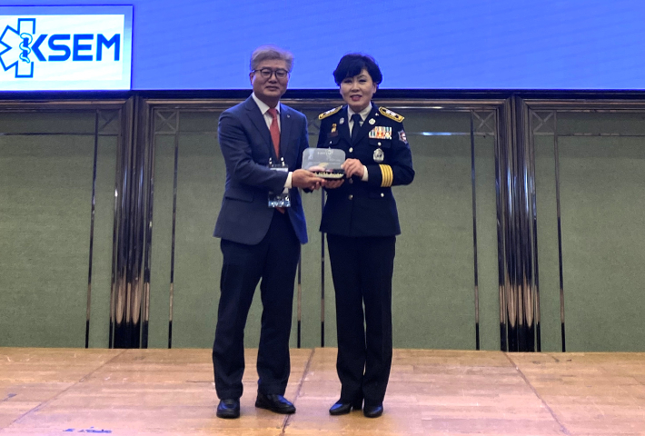 '윤한덕 응급 의료발전 공로상'을 수상한 이오숙 전북특별자치도소방본부장. 전북소방본부 제공