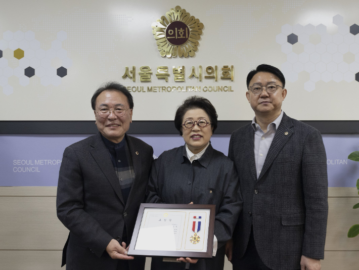 상명대 김종희 총장(가운데)이 서울시의회로부터 표창장을 받은 뒤 관계자들과 기념촬영을 하고 있다. 상명대 제공