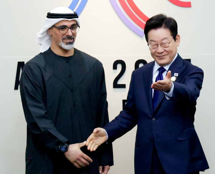 이재명 대통령이 31일 APEC 정상회의 장소인 경북 경주화백컨벤션센터에서 열린 아랍에미리트(UAE) 칼리드 아부다비 왕세자와의 면담에 앞서 기념 촬영 후 자리를 안내하고 있다. 연합뉴스