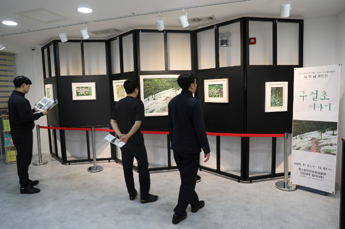 빛고을국민안전체험관은 오는 12월 7일까지 이덕님 작가의 서양화 전시회 '구절초 이야기'를 연다. 광주광역시 제공