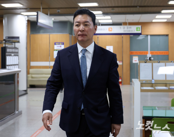 김성훈 전 대통령 경호처 차장이 31일 서울 서초구 중앙지법에서 열린 윤석열 전 대통령의 내란특검이 기소한 체포방해 혐의 재판에 증인으로 출석하고 있다. 황진환 기자