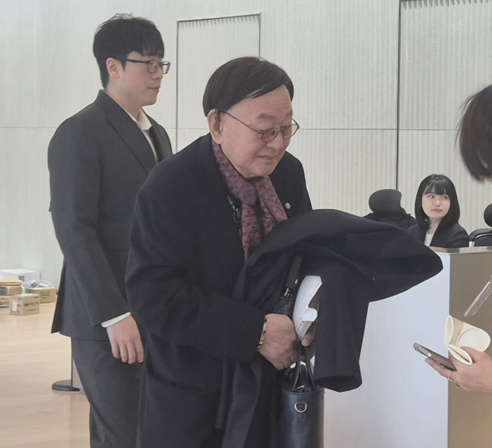 민중기 특별검사팀 사무실 앞에 도착한 사업가 김충식씨. 연합뉴스