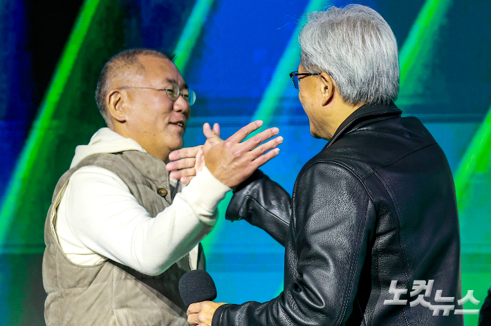 젠슨 황 엔비디아 최고경영자(CEO)가 지난 30일 서울 강남구 코엑스에서 열린 엔비디아 지포스 게이머 페스티벌에서 정의선 현대차그룹 회장과 인사를 하는 모습. 류영주 기자