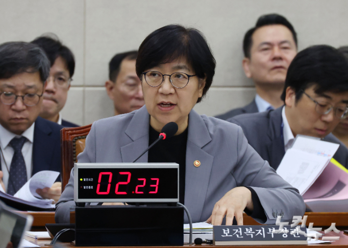 정은경 보건복지부 장관이 15일 오전 국회 보건복지위원회 보건복지부 국정감사에 출석해 질의에 답하고 있다. 황진환 기자