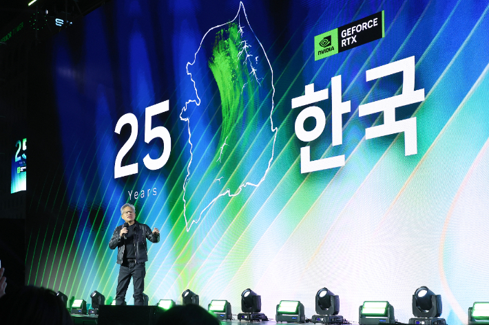 젠슨 황 엔비디아 최고경영자가 30일 서울 코엑스에서 열린 엔비디아의 그래픽카드(GPU) '지포스' 출시 25주년 행사에서 단상에 올라 발언하고 있다. 연합뉴스